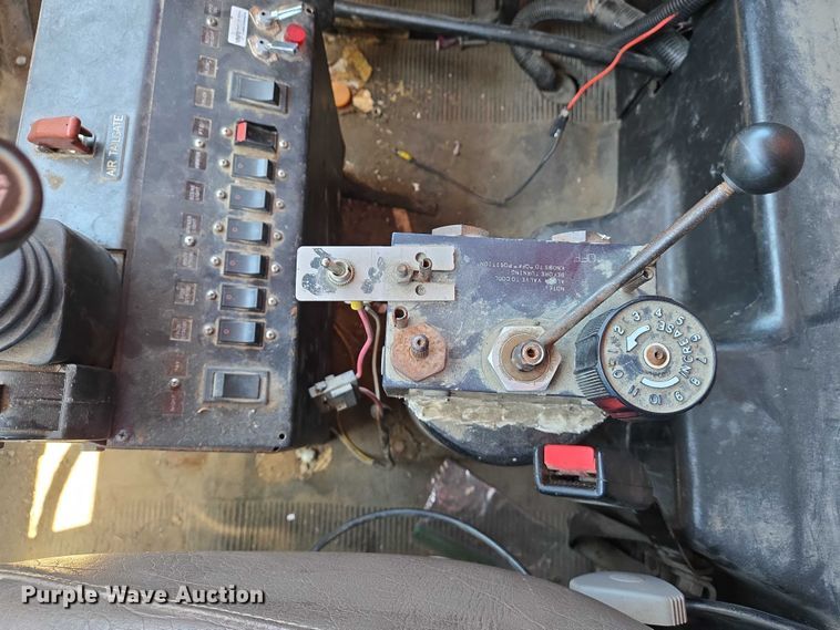 image for item EM0044 2002 International 4900 dump truck