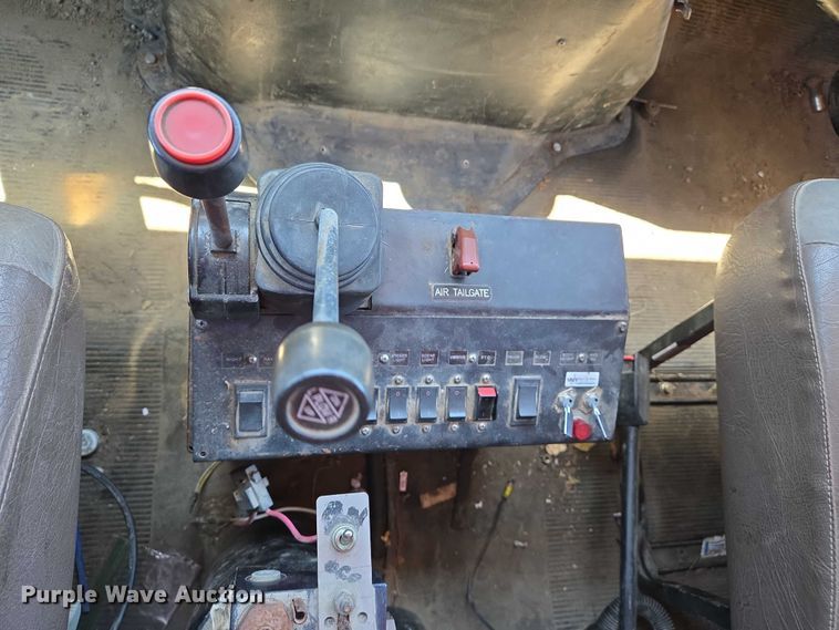 image for item EM0044 2002 International 4900 dump truck