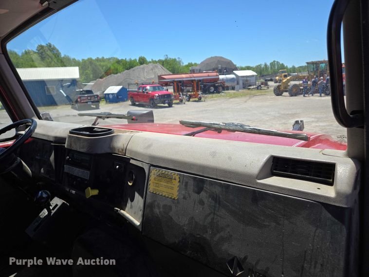 image for item EM0044 2002 International 4900 dump truck