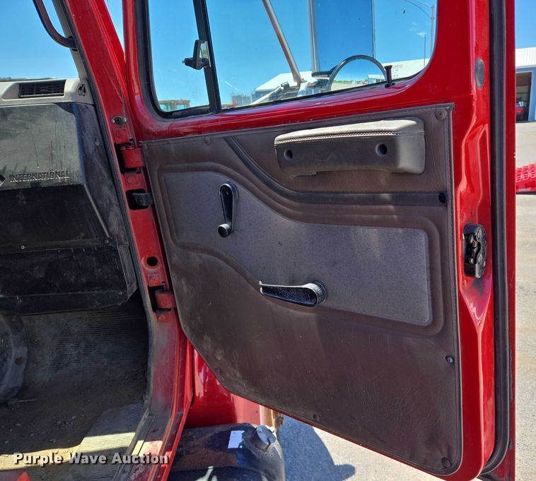 image for item EM0044 2002 International 4900 dump truck