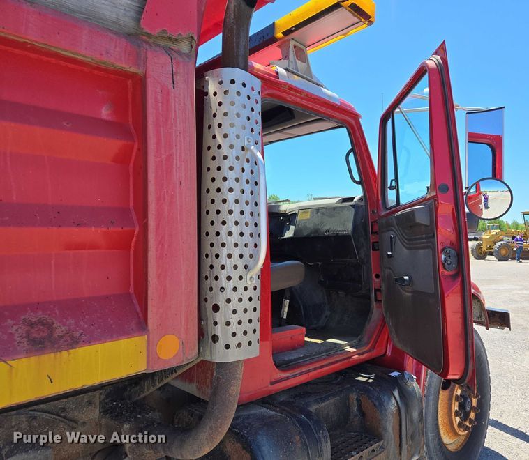 image for item EM0044 2002 International 4900 dump truck