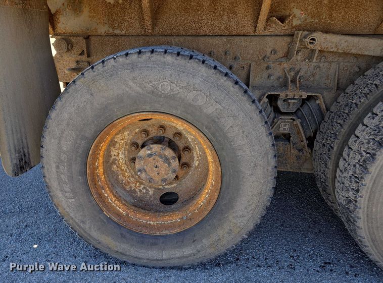 image for item EM0044 2002 International 4900 dump truck