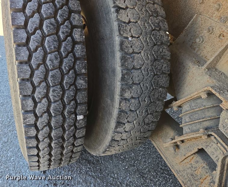 image for item EM0044 2002 International 4900 dump truck