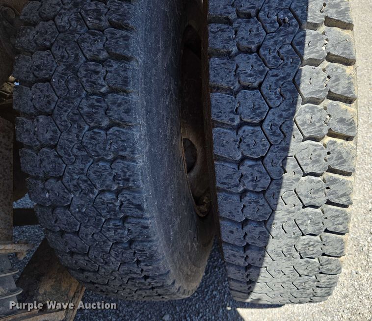 image for item EM0044 2002 International 4900 dump truck