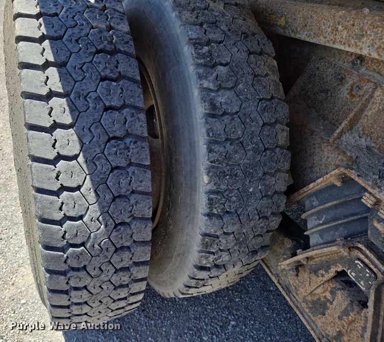 image for item EM0044 2002 International 4900 dump truck