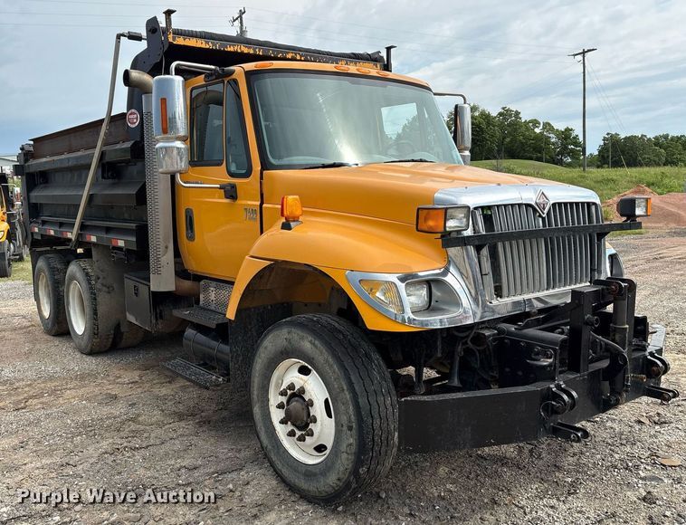 image for item EM2551 2006 International 7400 dump truck