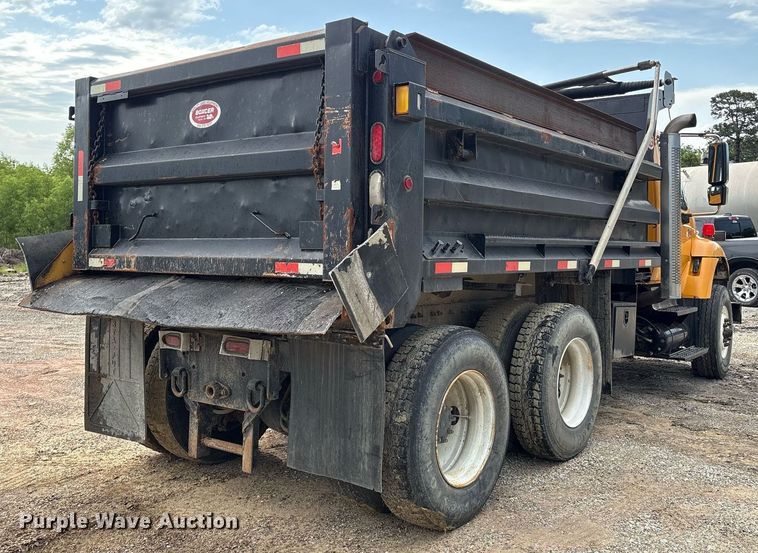 image for item EM2551 2006 International 7400 dump truck