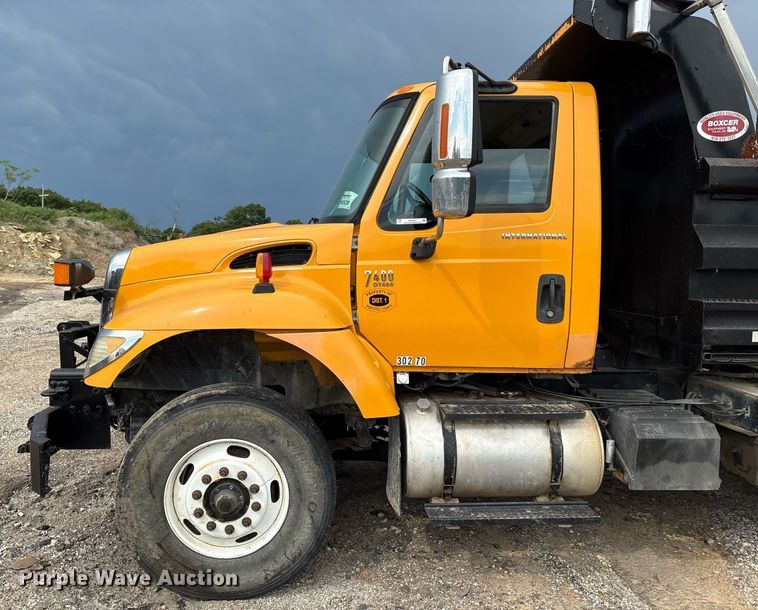 image for item EM2551 2006 International 7400 dump truck