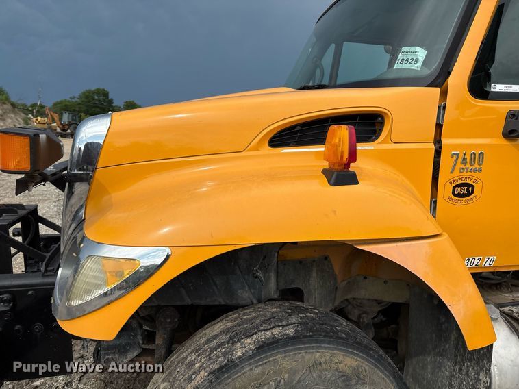 image for item EM2551 2006 International 7400 dump truck