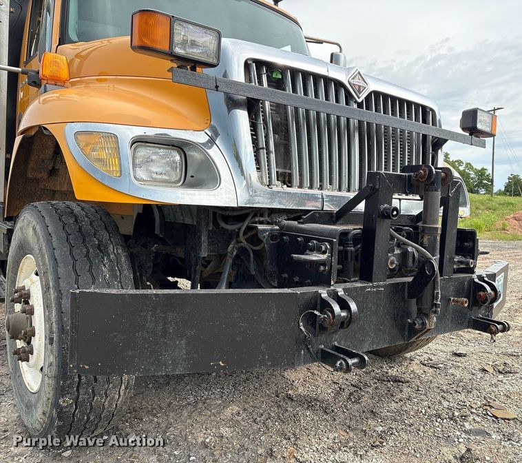 image for item EM2551 2006 International 7400 dump truck