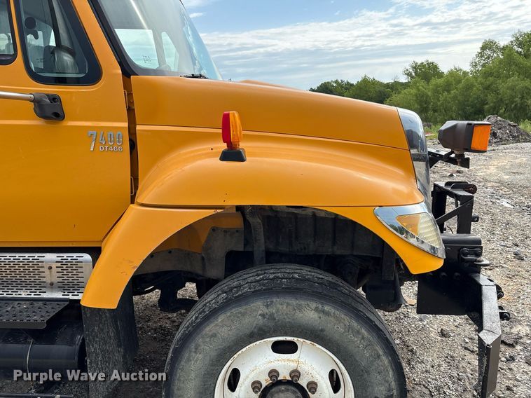 image for item EM2551 2006 International 7400 dump truck