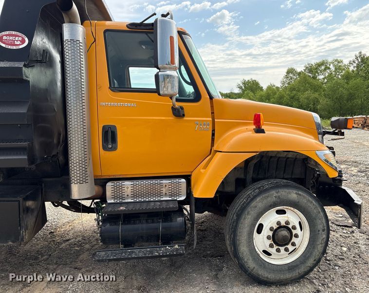 image for item EM2551 2006 International 7400 dump truck