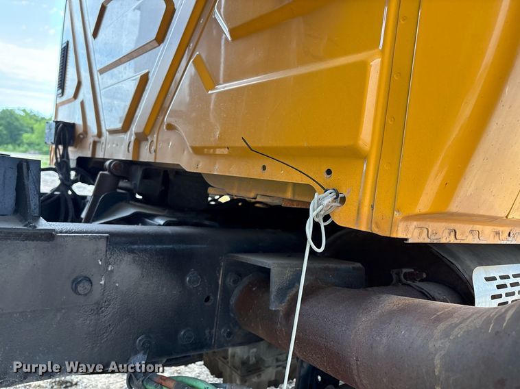 image for item EM2551 2006 International 7400 dump truck