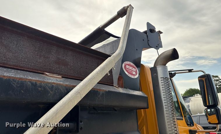 image for item EM2551 2006 International 7400 dump truck