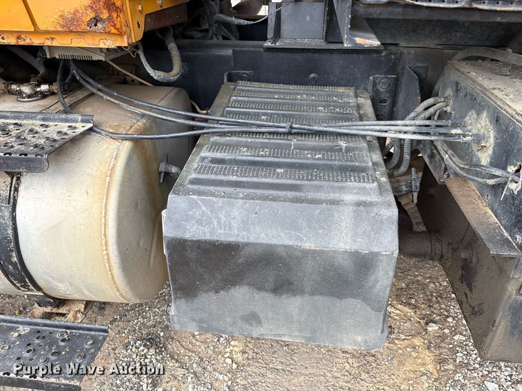 image for item EM2551 2006 International 7400 dump truck