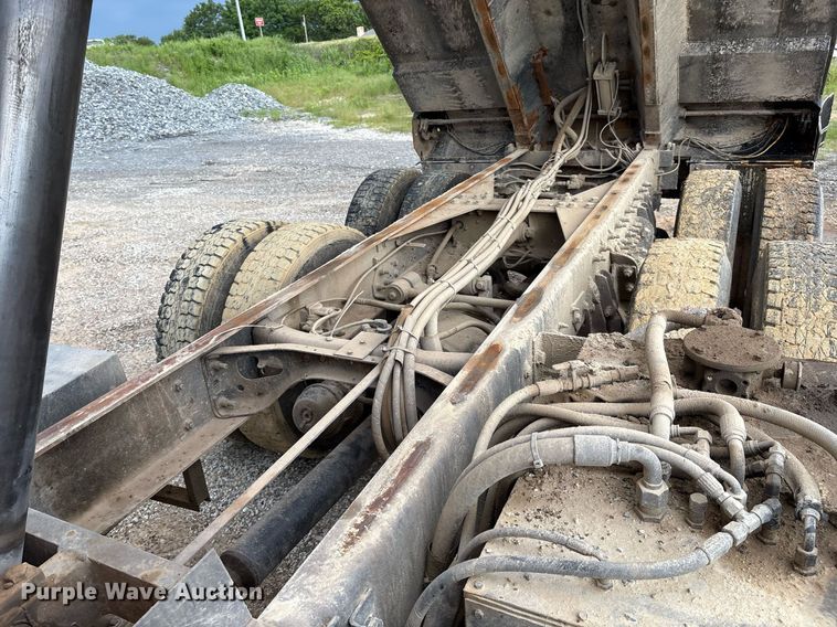 image for item EM2551 2006 International 7400 dump truck