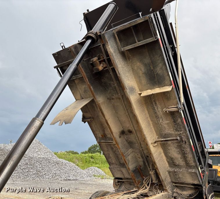 image for item EM2551 2006 International 7400 dump truck