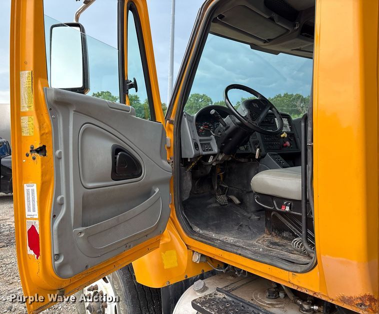 image for item EM2551 2006 International 7400 dump truck