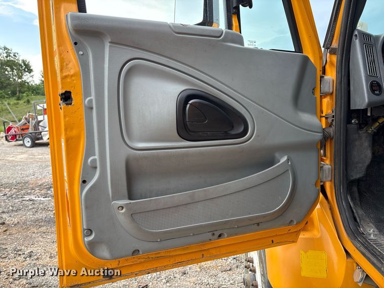 image for item EM2551 2006 International 7400 dump truck