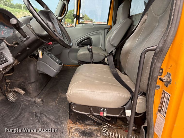 image for item EM2551 2006 International 7400 dump truck