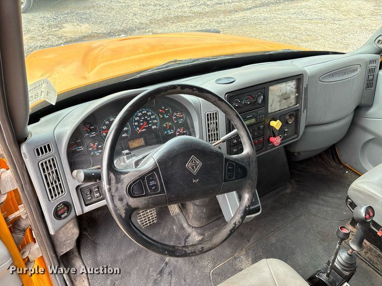 image for item EM2551 2006 International 7400 dump truck