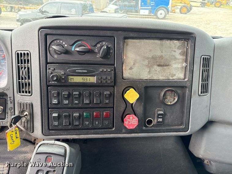 image for item EM2551 2006 International 7400 dump truck