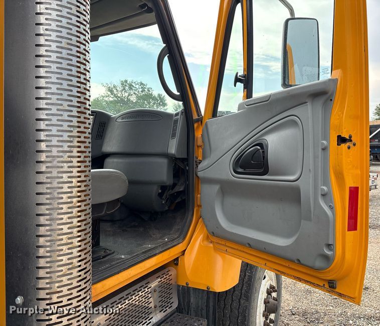 image for item EM2551 2006 International 7400 dump truck