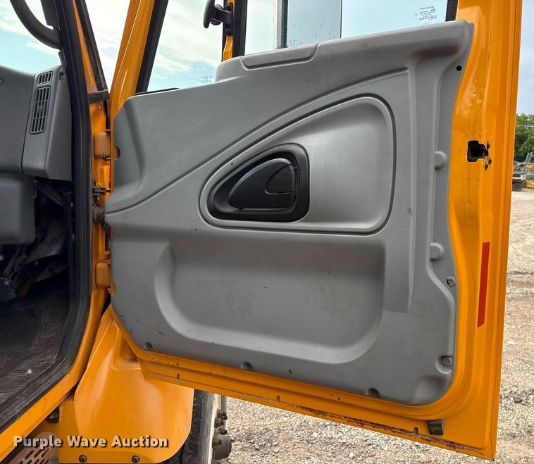 image for item EM2551 2006 International 7400 dump truck