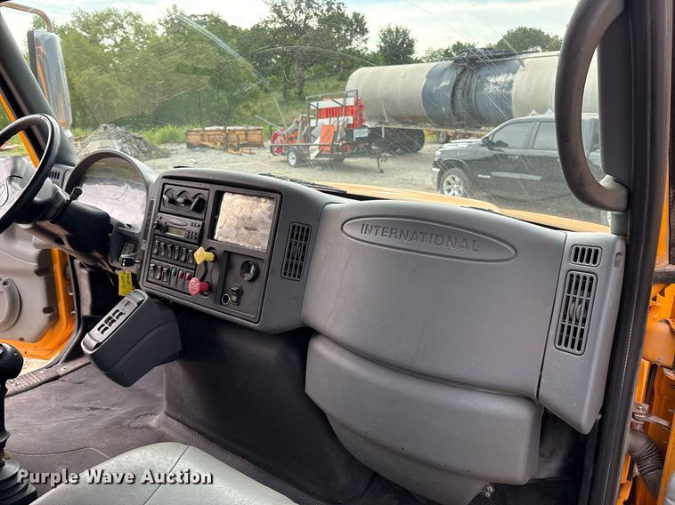 image for item EM2551 2006 International 7400 dump truck