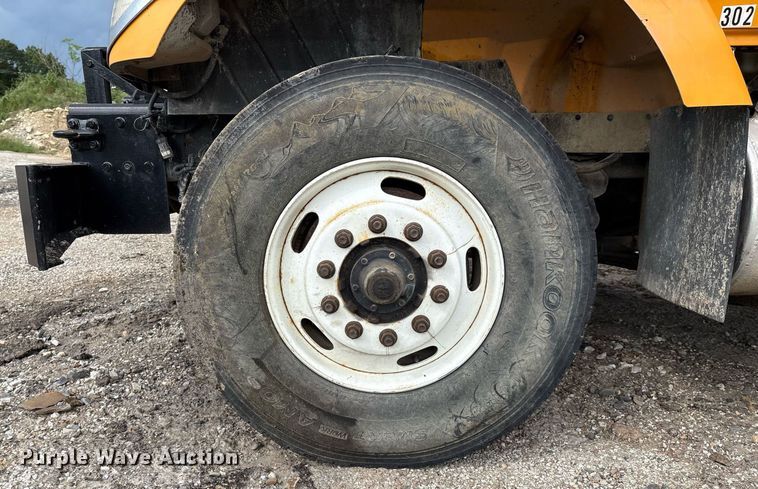 image for item EM2551 2006 International 7400 dump truck