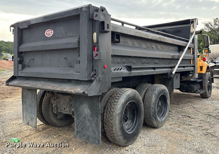 image for item EM2552 2007 International 7400 dump truck