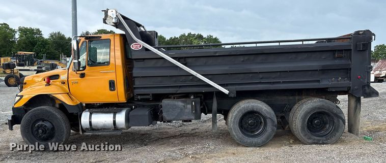 image for item EM2552 2007 International 7400 dump truck
