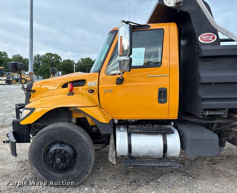 image for item EM2552 2007 International 7400 dump truck