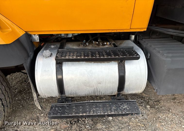 image for item EM2552 2007 International 7400 dump truck