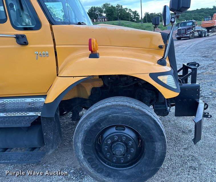 image for item EM2552 2007 International 7400 dump truck