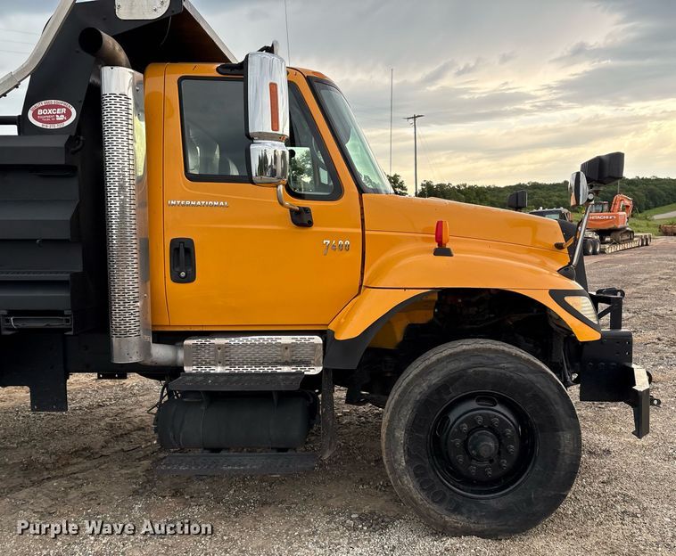 image for item EM2552 2007 International 7400 dump truck
