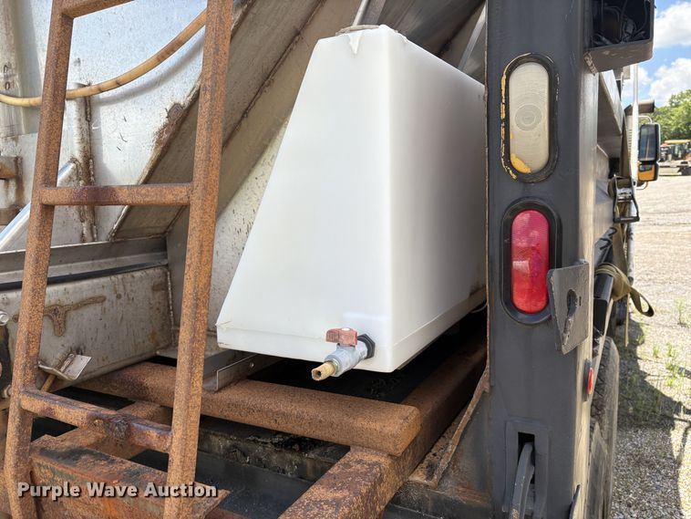 image for item EM2552 2007 International 7400 dump truck