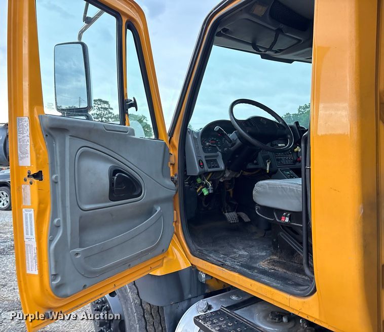 image for item EM2552 2007 International 7400 dump truck