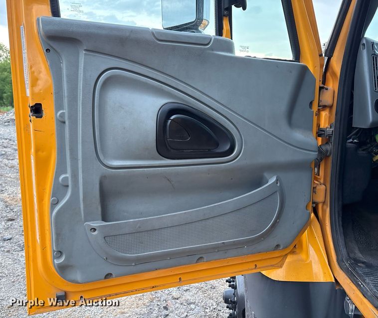 image for item EM2552 2007 International 7400 dump truck