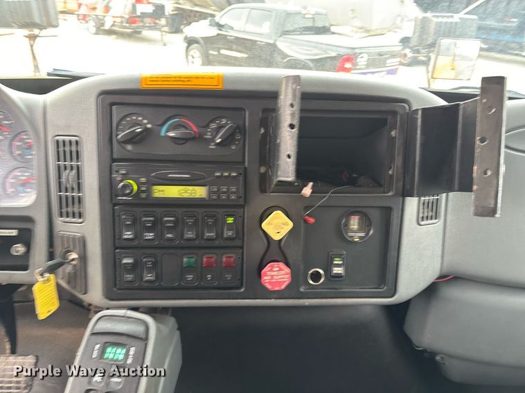 image for item EM2552 2007 International 7400 dump truck