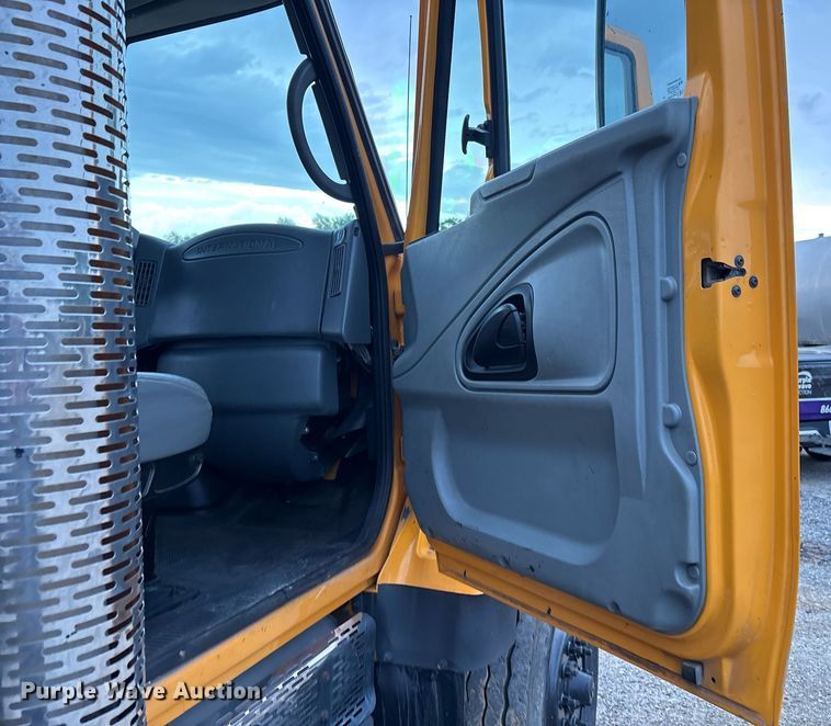 image for item EM2552 2007 International 7400 dump truck