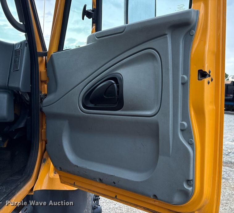 image for item EM2552 2007 International 7400 dump truck