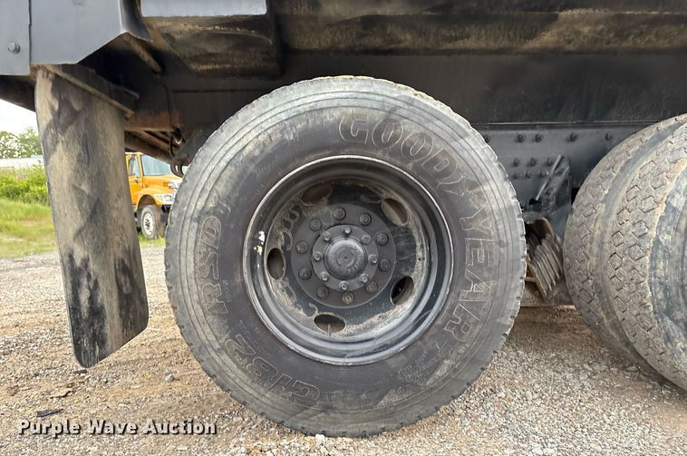 image for item EM2552 2007 International 7400 dump truck