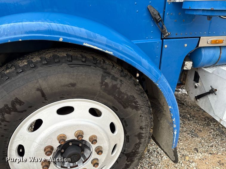 image for item EM2553 2006 Peterbilt 379 dump truck