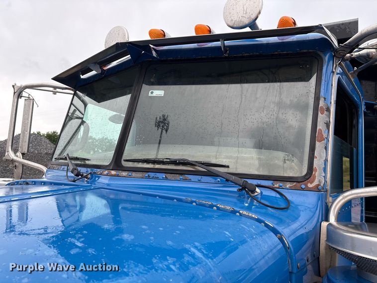 image for item EM2553 2006 Peterbilt 379 dump truck