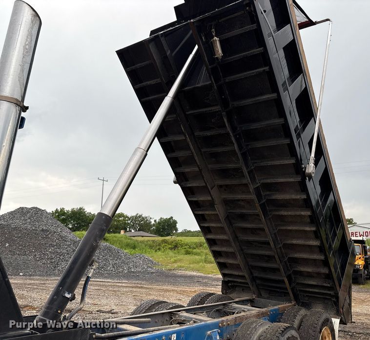 image for item EM2553 2006 Peterbilt 379 dump truck