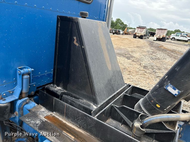 image for item EM2553 2006 Peterbilt 379 dump truck