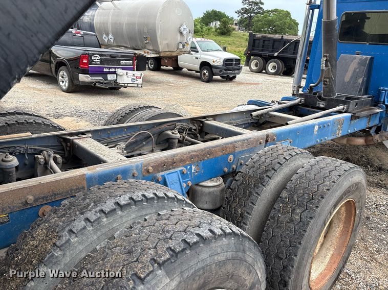 image for item EM2553 2006 Peterbilt 379 dump truck