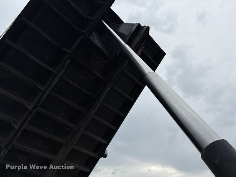 image for item EM2553 2006 Peterbilt 379 dump truck