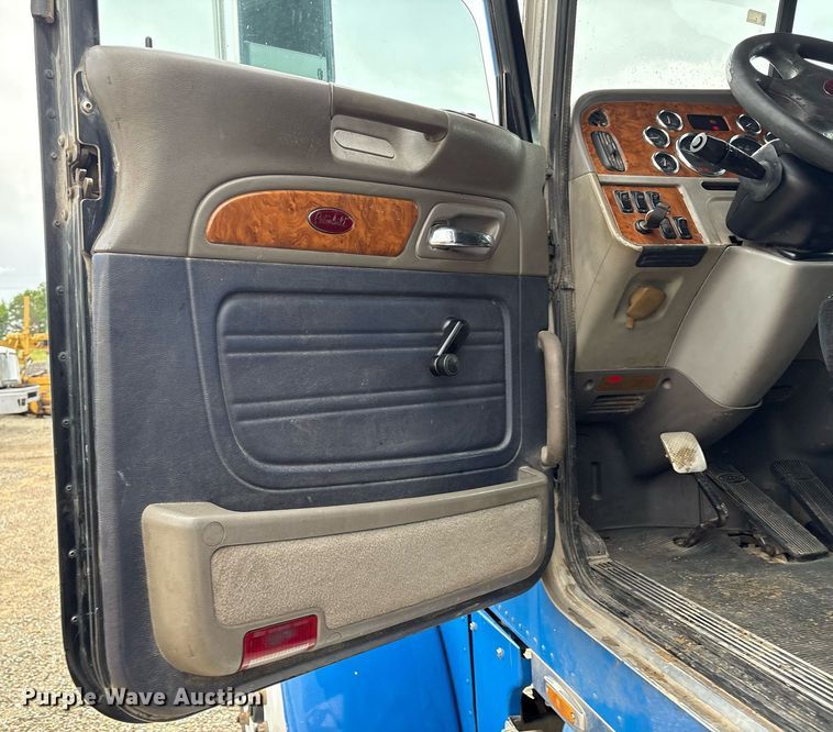 image for item EM2553 2006 Peterbilt 379 dump truck